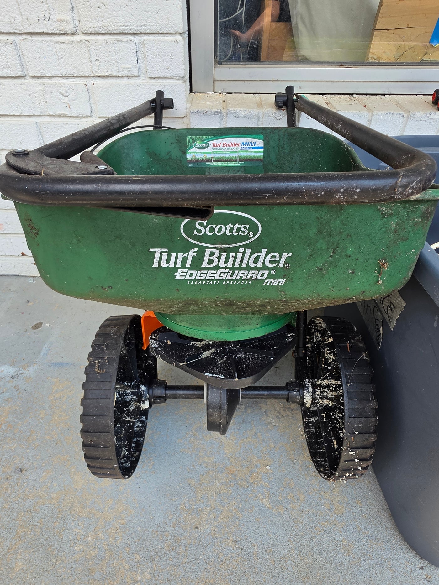Scotts Turf Builder EdgeGuard Mini Broadcast Spreader (5,000 sq ft Capacity)