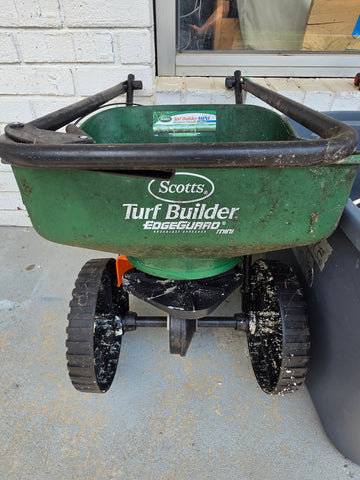 Scotts Turf Builder EdgeGuard Mini Broadcast Spreader (5,000 sq ft Capacity)