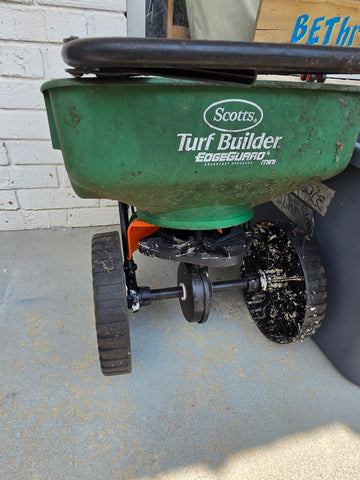 Scotts Turf Builder EdgeGuard Mini Broadcast Spreader (5,000 sq ft Capacity)